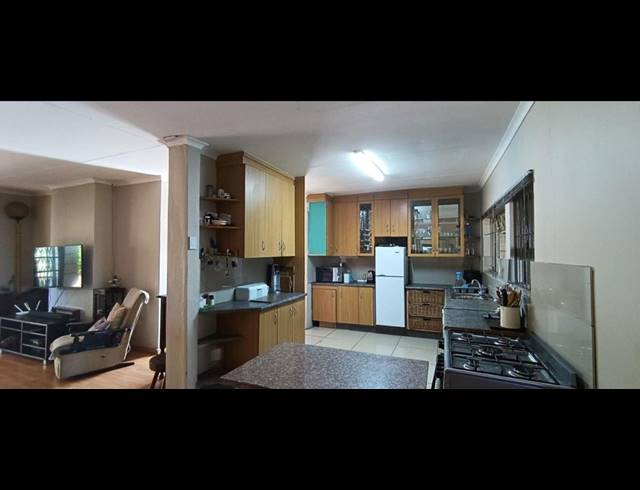 3 BEDROOM FREESTANDING FOR SALE IN SIGNAL HILL